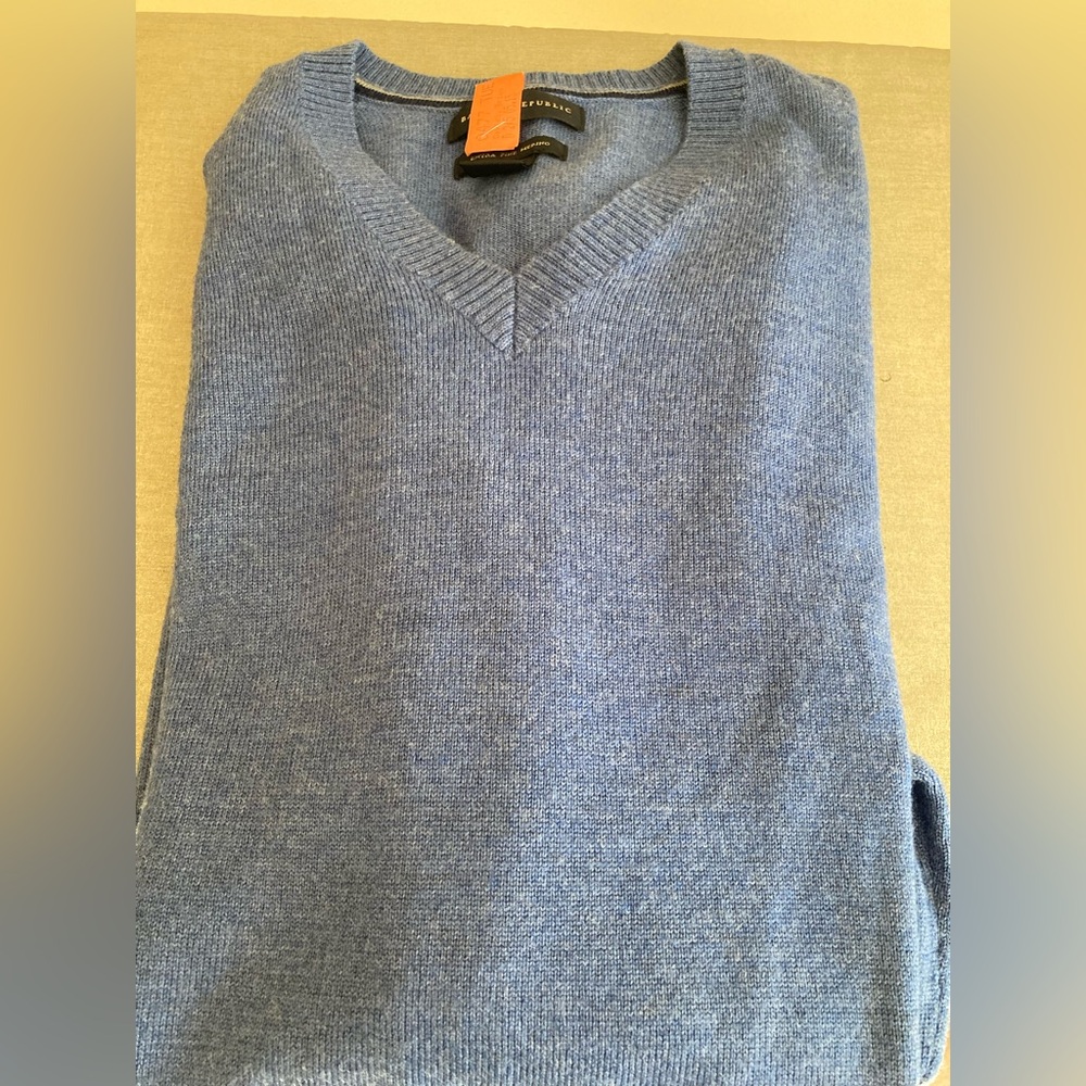 Banana Republic Men’s V-Neck Sweater in Blue